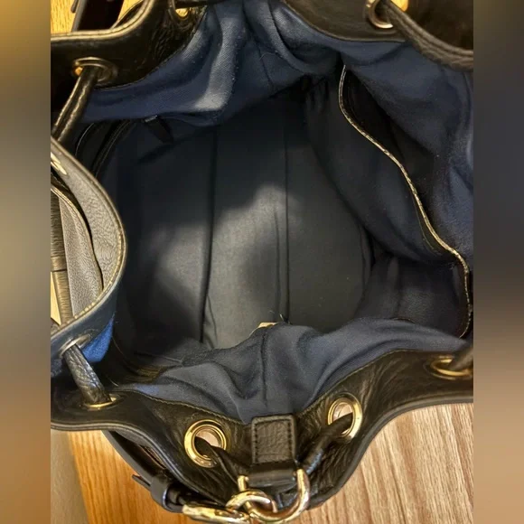 Black leather Cole Haan bucket shoulder bag with bronze hardware - Picture 5 of 5